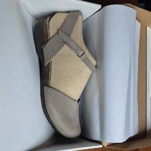 Dansko Rowan Milled Nubuck Sandals in Taupe 8/38